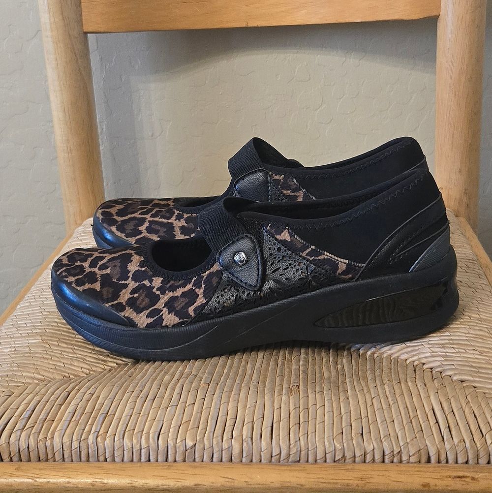 Bzees Black and Leopard Mary Jane Shoes. Sz8
